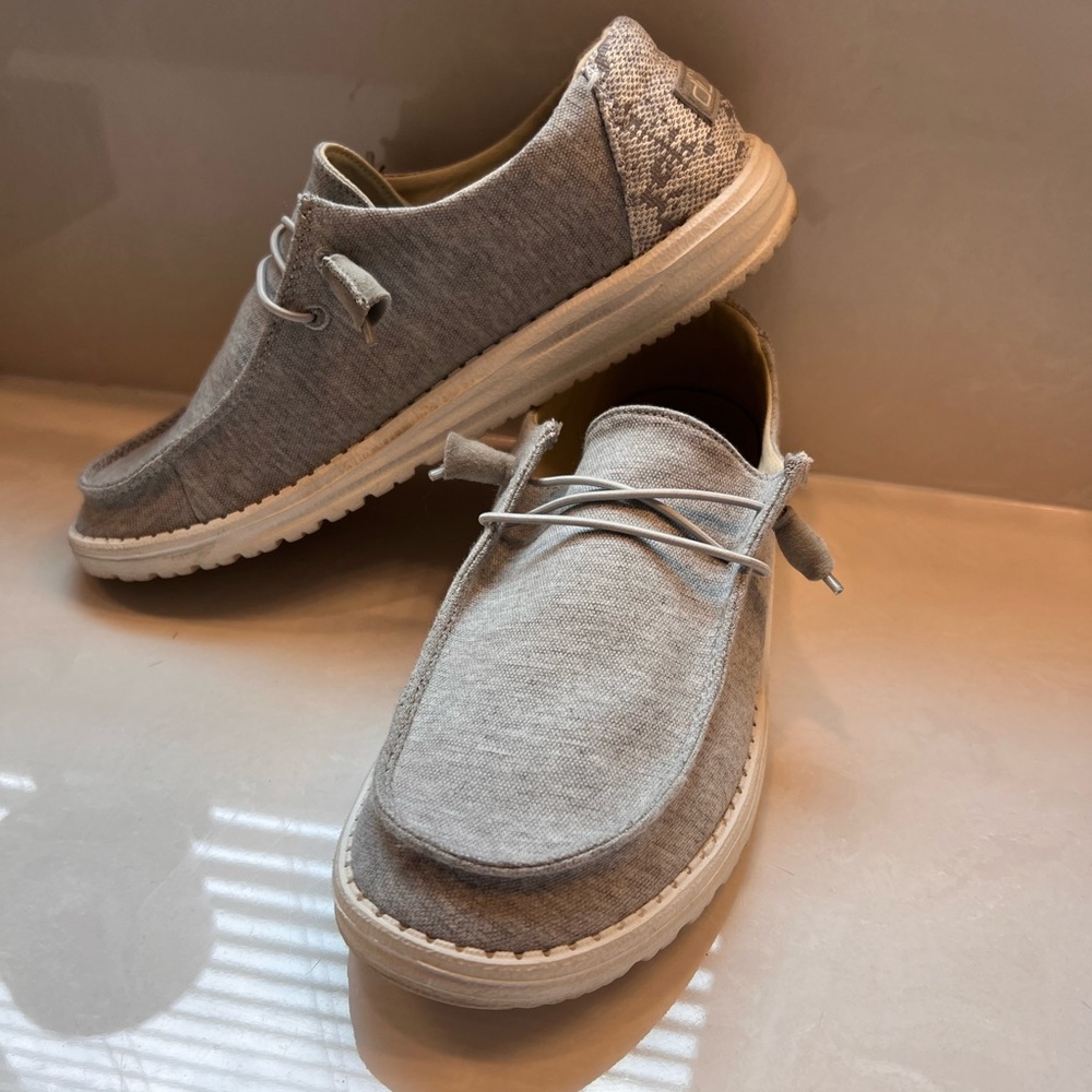 Wendy Hey dudes women size 9